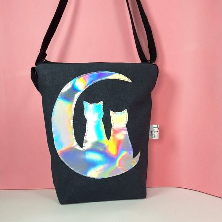 kuutamollaolkalaukkuhologrammi