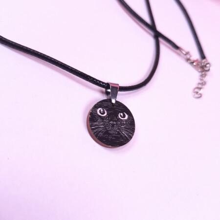 kasvotpimeässäkaulakoru1