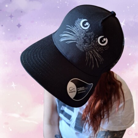 kasvot pimeässä lippis